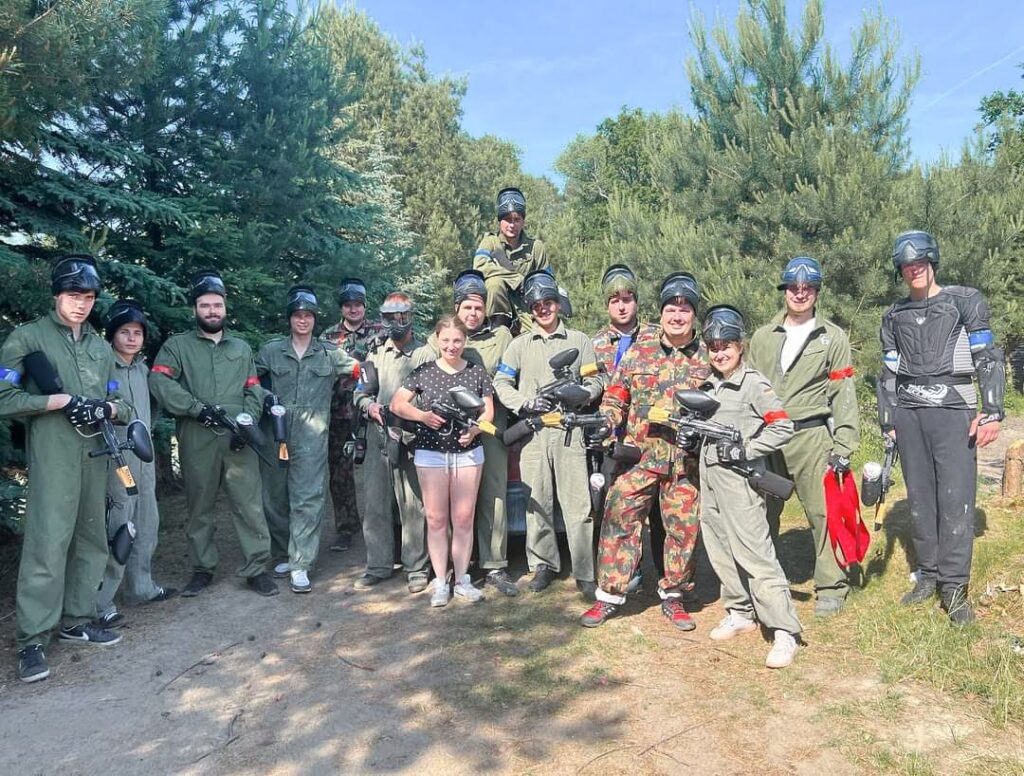 Ludzie w strojach do paintballa