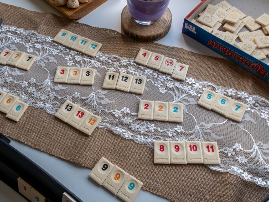 Stół z grą rummikub w trakcie gry